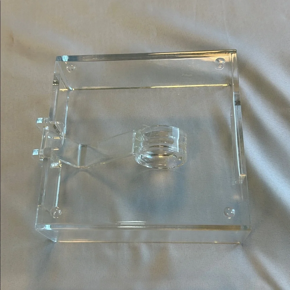 Nice Acrylic 7 “x 6 9/10” Square Napkin holder. Great Condition!
